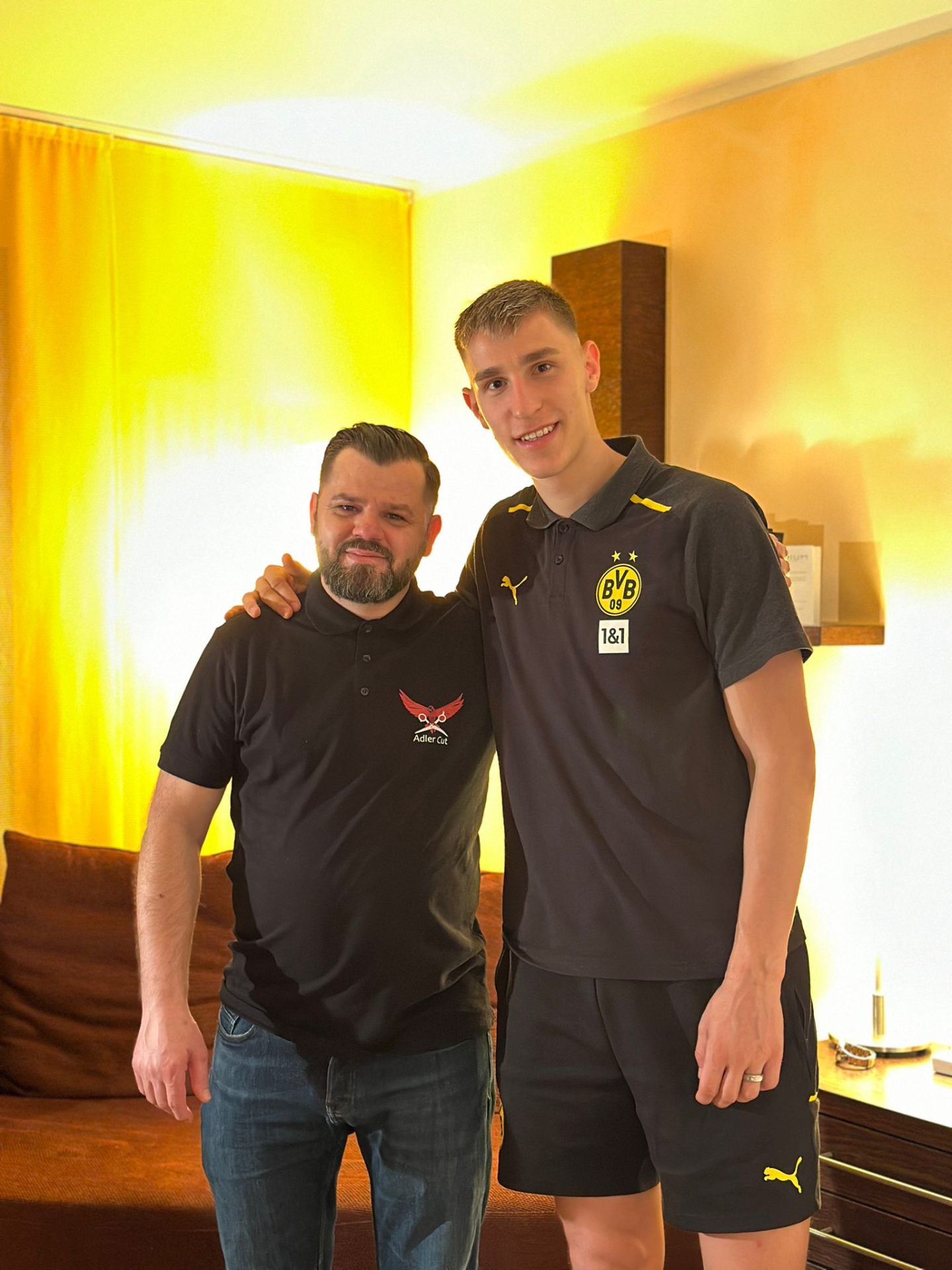 Besir Memishi mit Borussia-Dortmund-Spieler