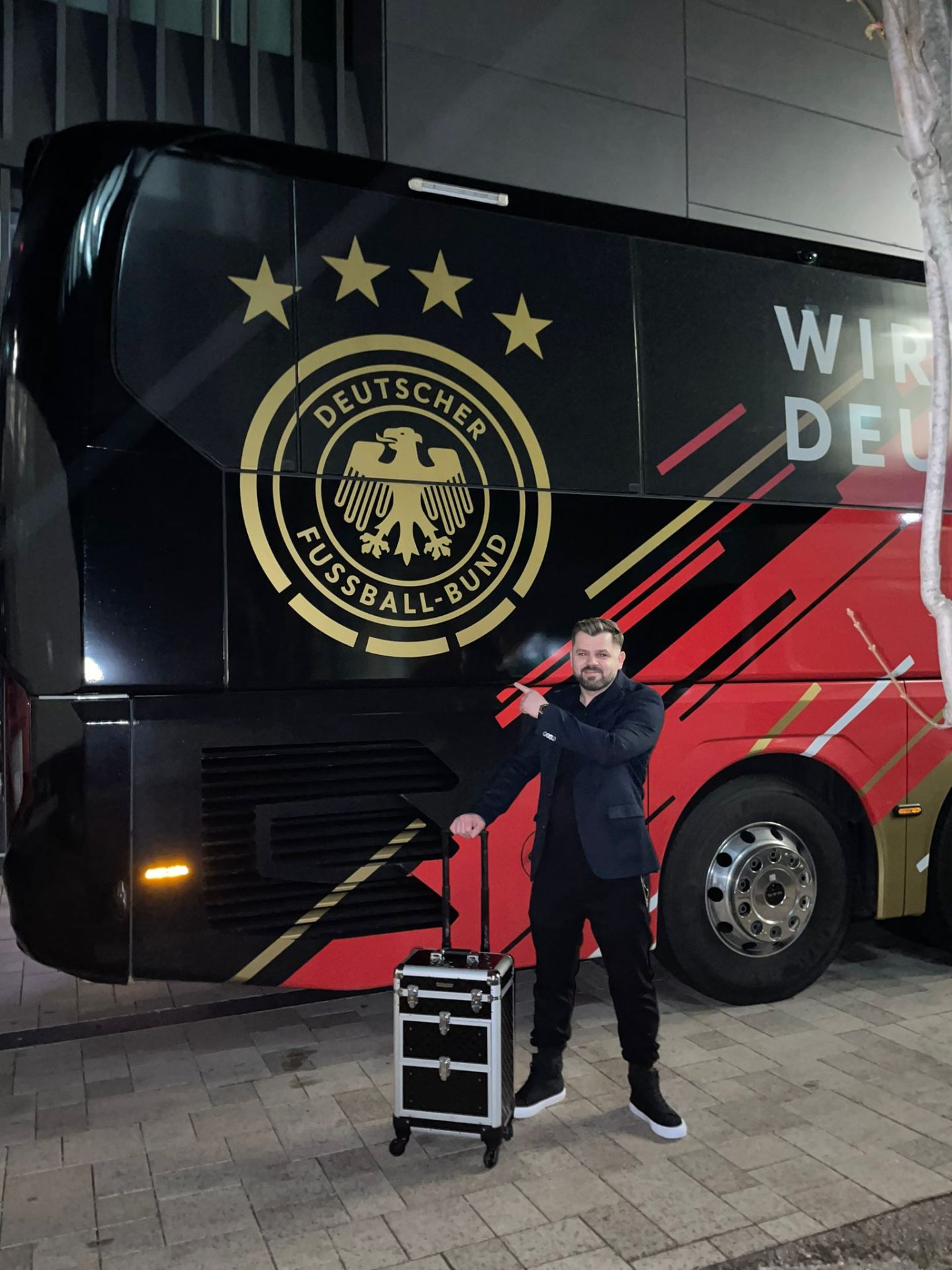 Besir Memishi vor dem Mannschaftsbus der deutschen Nationalmannschaft