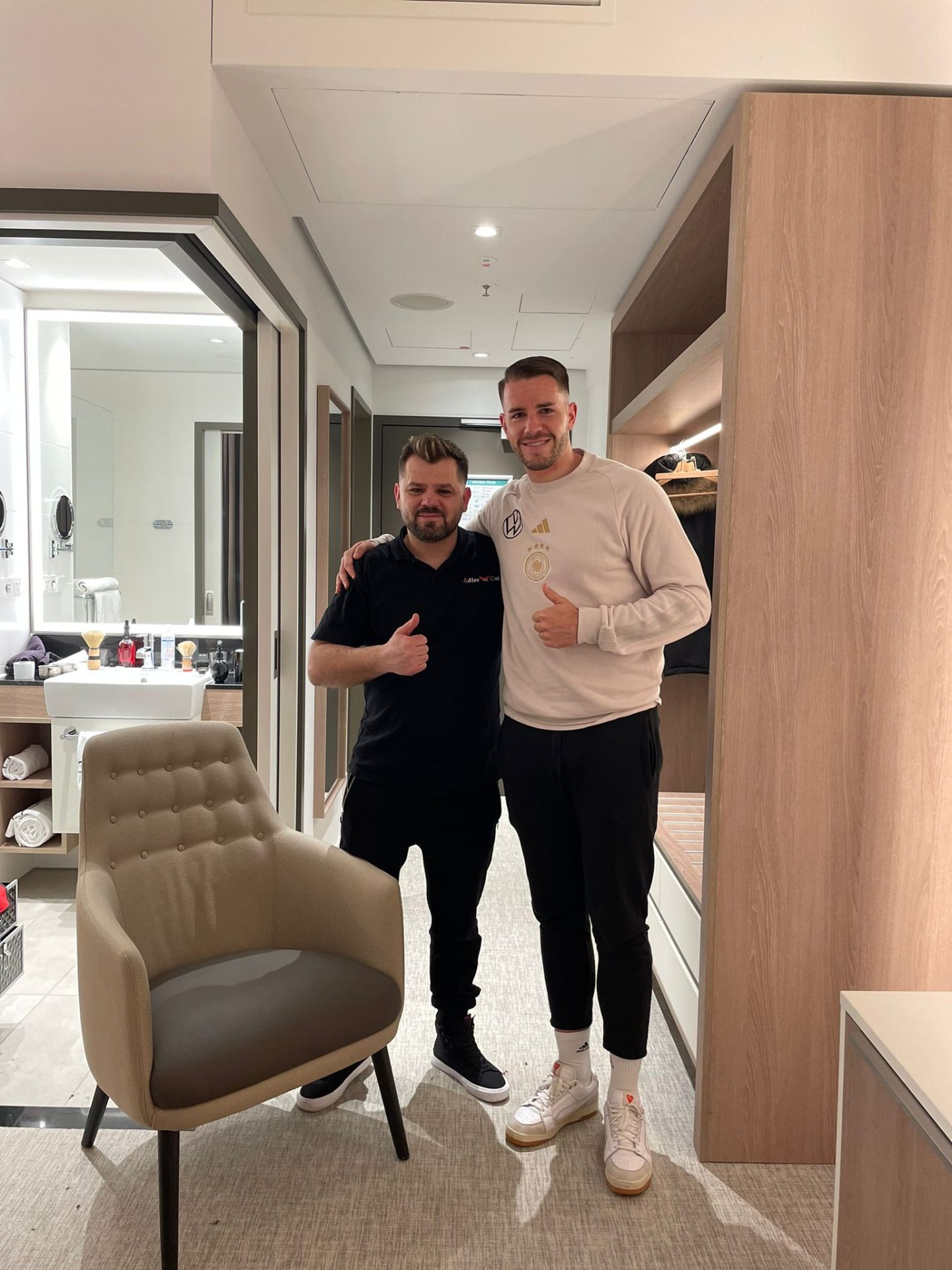 Besir Memishi mit DFB-Nationalspieler im Mannschaftsquartier