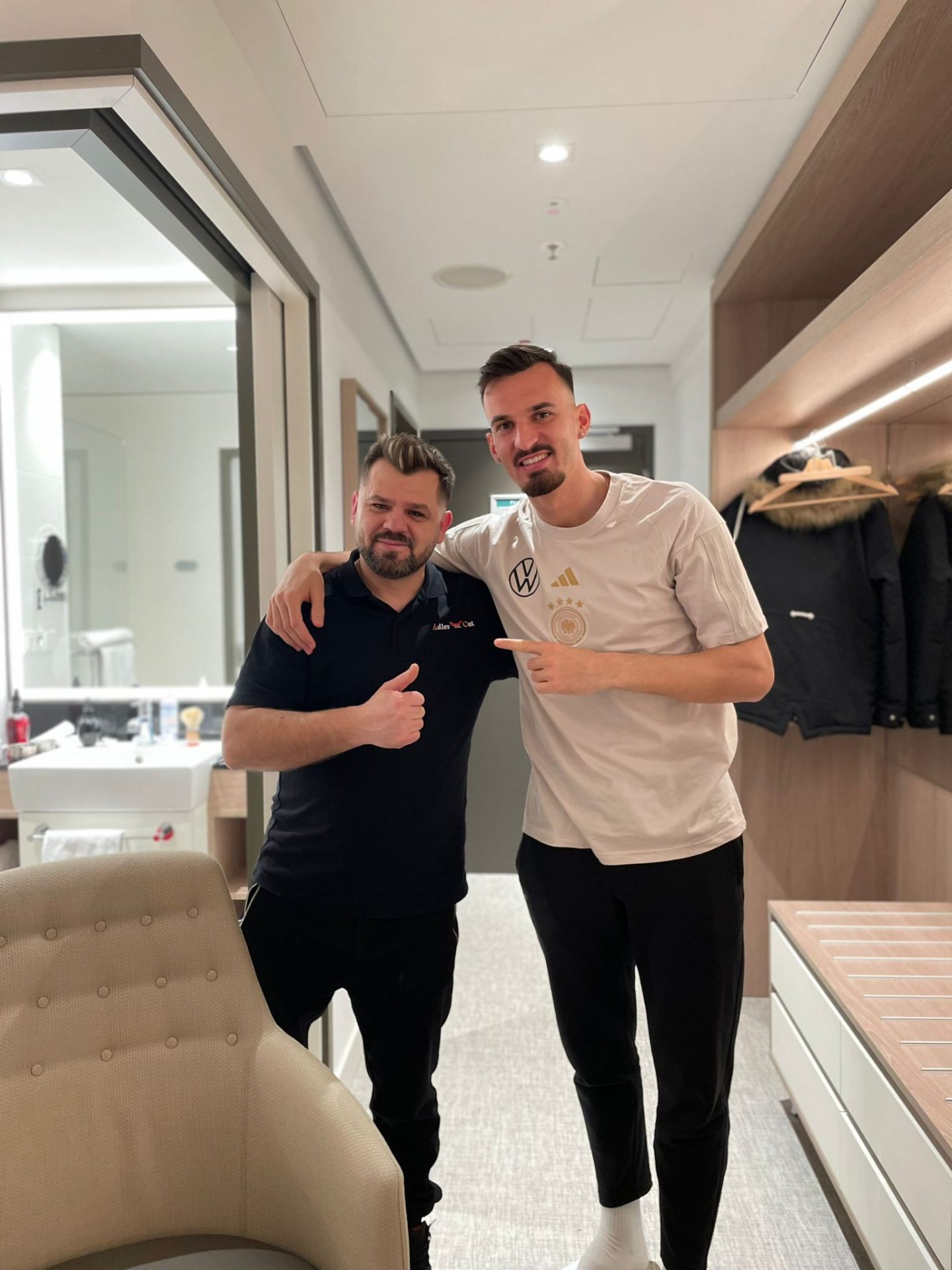 Besir Memishi mit DFB-Nationalspieler im Hotelzimmer