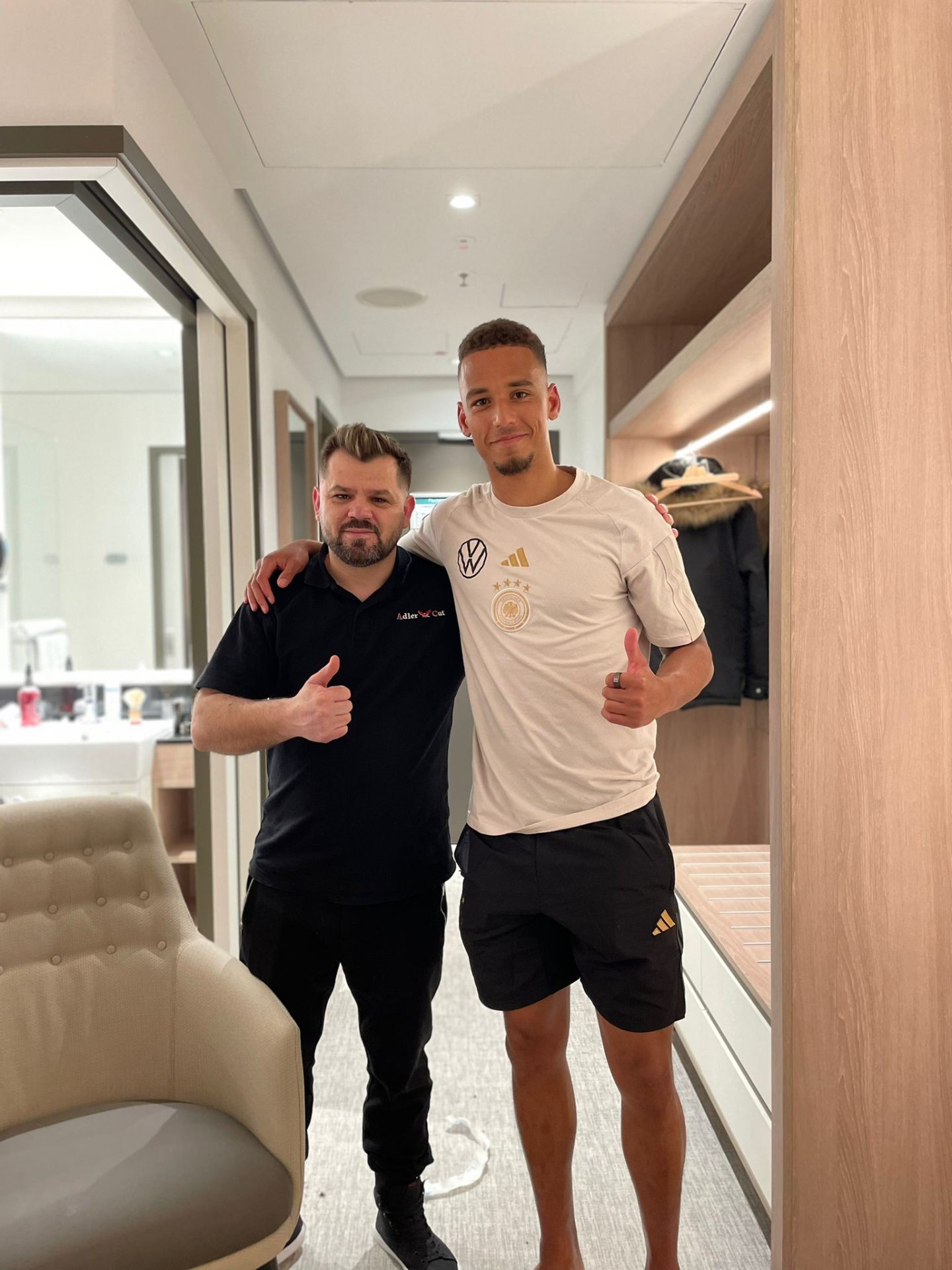 Besir Memishi mit weiterem DFB-Nationalspieler im Mannschaftshotel