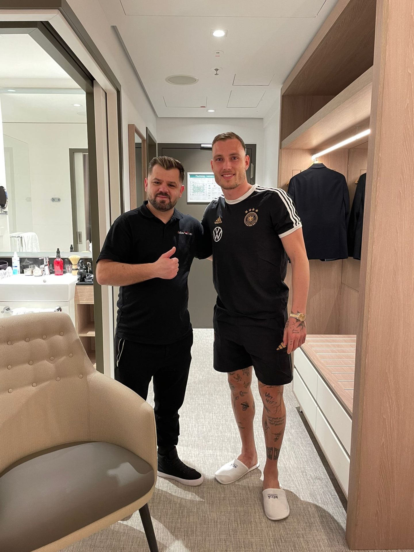 Besir Memishi mit DFB-Nationalspieler im Mannschaftshotel