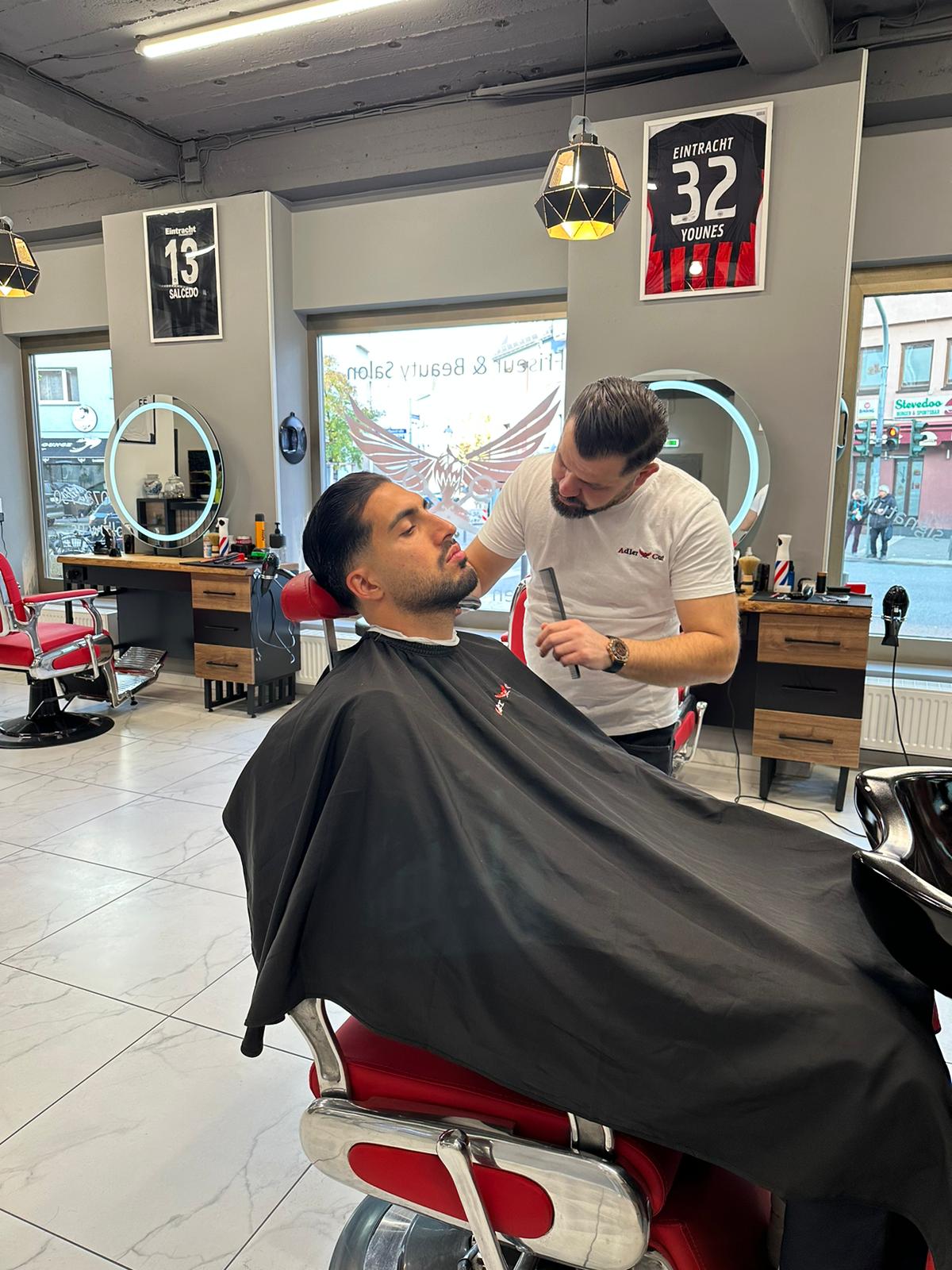 Emre Can im Adler Cut Salon Frankfurt – Eintracht-Trikots an der Wand
