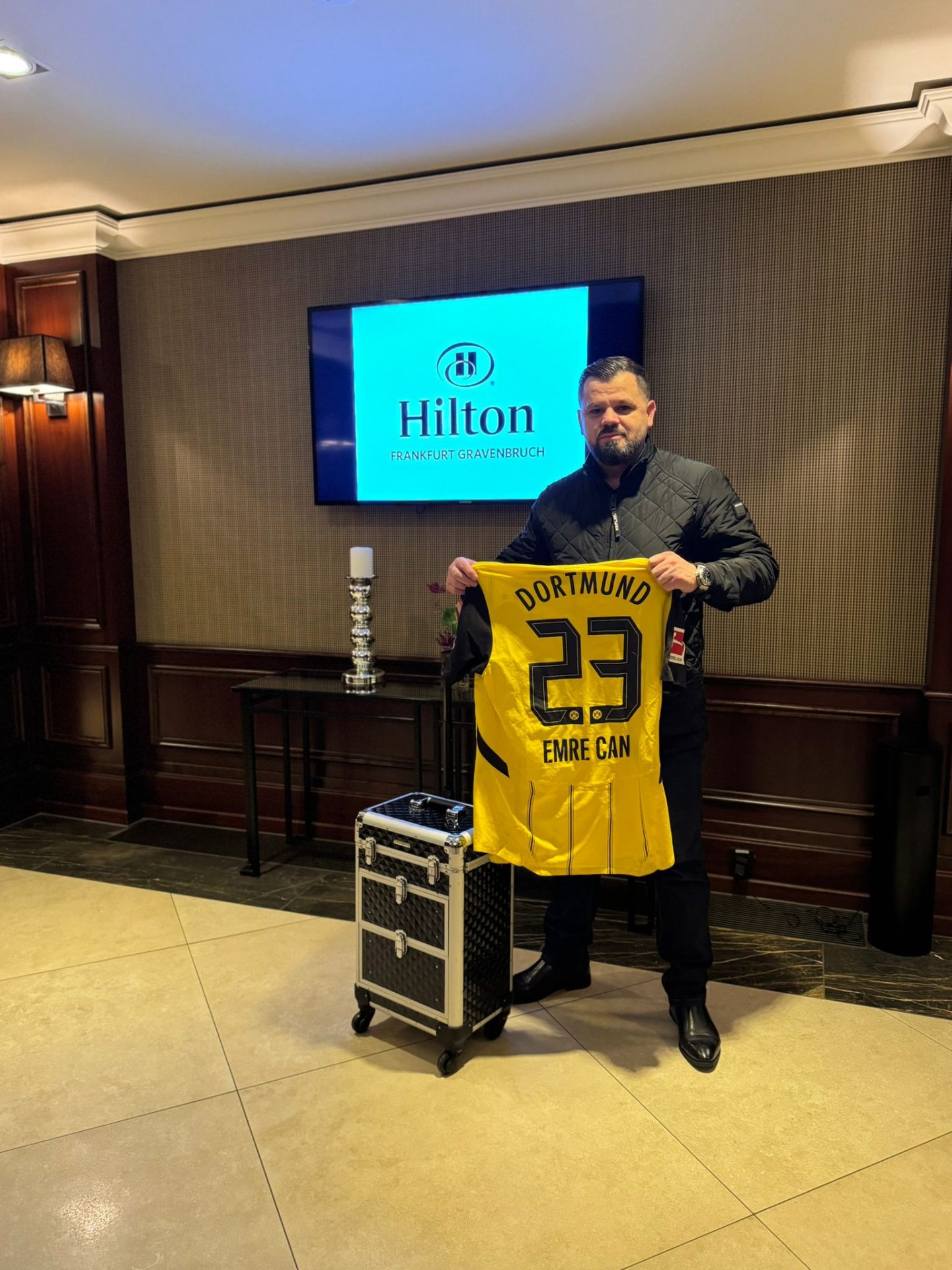 Besir Memishi mit signiertem Dortmund-Trikot Nr. 23 von Emre Can im Hilton Frankfurt Gravenbruch