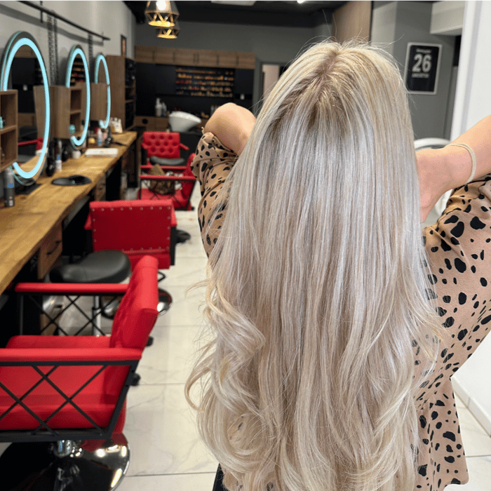 Damen-Styling: blondiertes Langhaar im Salon